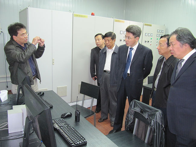 2010年10月11日，張家港市委副書記梁一波到集團下屬企業艾克沃公司考察