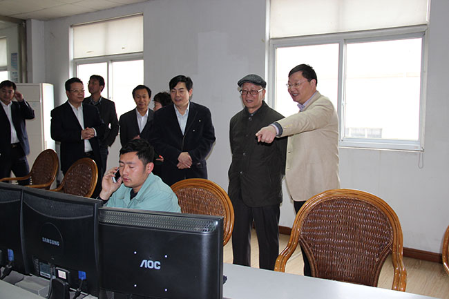 2013年4月20日，中國科學院朱兆良院士參觀集團核心企業華昌化工調度室